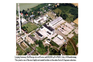 Eine Luftaufnahme eines Industriegebiets in Leipzig, Deutschland, mit Gebäuden, Bäumen, Straßen und dem Text "Leipzig Deutschland - Bell Europe" unten.