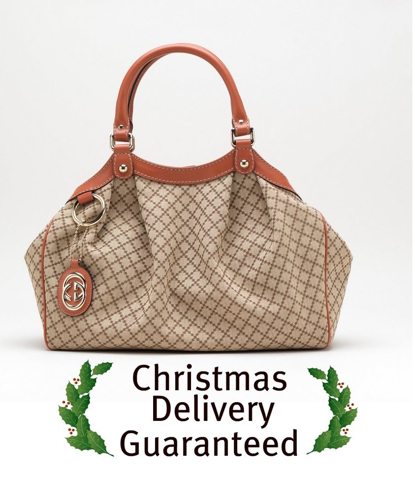 Eine Schokolade- und Weiße Tasche wird auf einen weißen Boden gelegt, vor der der Text "Weihnachtsversand garantiert" steht.