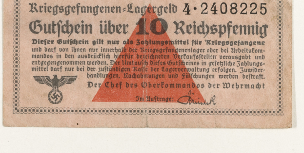 Eine alte deutsche 10 Reichspfennig-Banknote mit einem roten Dreieck, die deutschen Text und ein Logo zeigt, vor einem weißen Hintergrund.