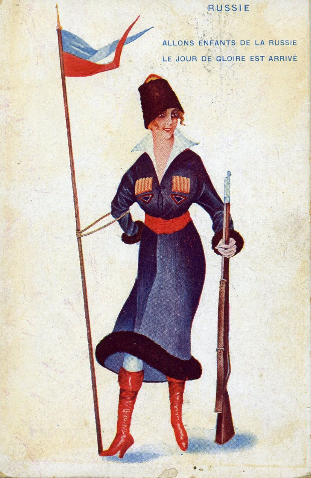 Eine Frau in russischer Militäruniform hält ein Gewehr und eine Fahne, mit dem Text "Allons enfants de la Russie" darüber und darunter.