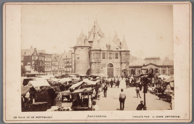 Schwarz-weiß-Foto eines belebten Amsterdam-Markts mit Menschen, Ständen und Gebäuden im Hintergrund, mit Text unten.
