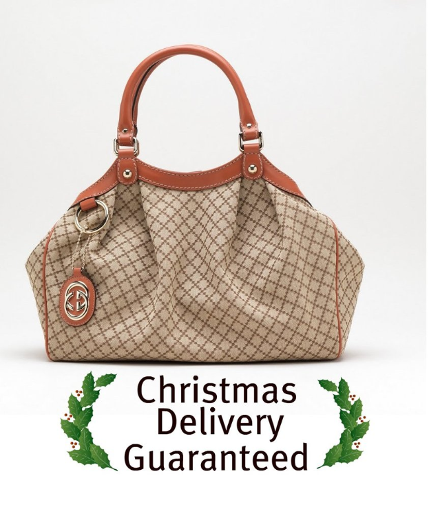 Eine Schokolade- und Weiße Tasche wird auf einem weißen Boden mit dem Text "Weihnachtslieferung garantiert" davor platziert.