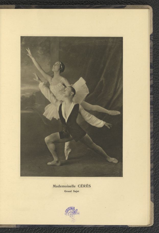 Ein Schwarz-Weiß-Foto eines Mannes und einer Frau in Ballettkleidung, die perfekt synchron tanzen, wobei der Mann ein weißes Tutu trägt und die Frau ein rosafarbenes Kleid trägt, mit Text unten im Rahmen.