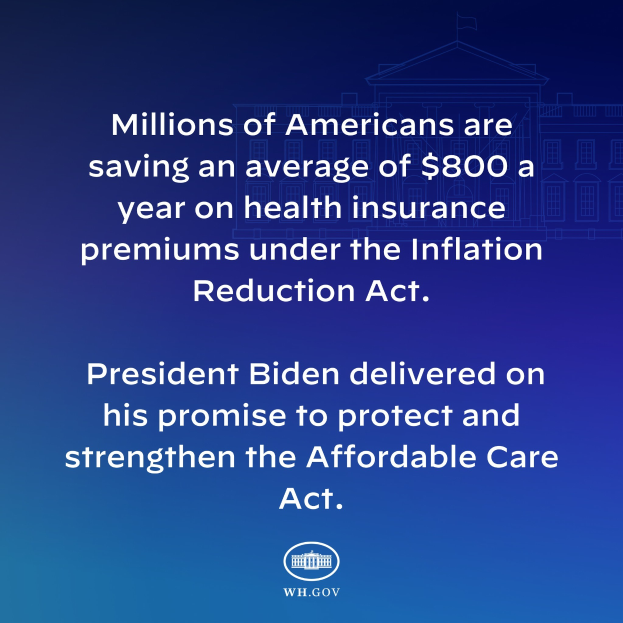 Blauer Hintergrund mit weißer Schrift, die besagt, dass Millionen von Amerikanern durchschnittlich 800 USD pro Jahr an den Gesundheitsversicherungsprämien unter dem Inflation Reduction Act sparen, mit einem Logo.