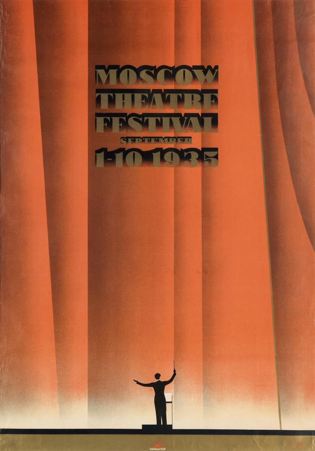 Plakat für das Moskauer Theaterfestival 1935, das eine Person vor einem Vorhang mit Text zeigt.