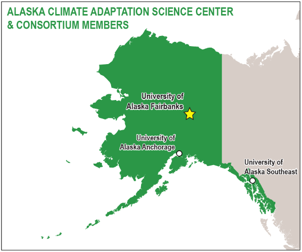 Ein Plakat mit einer Karte von Alaska in verschiedenen Grüntönen, auf der der Text "Alaska Climate Adaptation Science Center & Consortium Members" in fetter schwarzer Schrift in der Mitte der Karte steht.