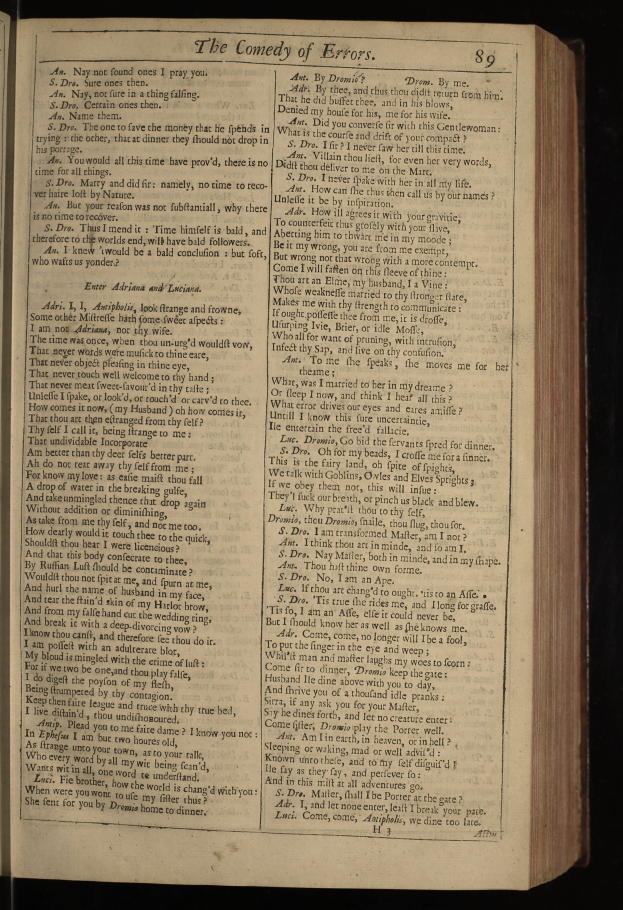 Ein aufgeschlagenes Buch mit schwarzem Hintergrund und einer Textseite mit der Überschrift "Die Komödie der Irrtümer" in fetter weißer Schrift, wobei jedes Wort in einer anderen Schriftart und Farbe erscheint.