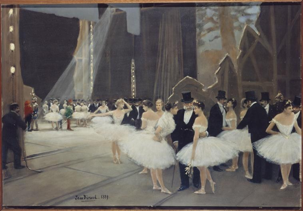Gemälde mit dem Titel 'Tanz an der Oper' von Jean Beraud aus dem Jahr 1889, das eine Gruppe von Tänzerinnen in weißen Tutus und Hüten auf einer Bühne zeigt.