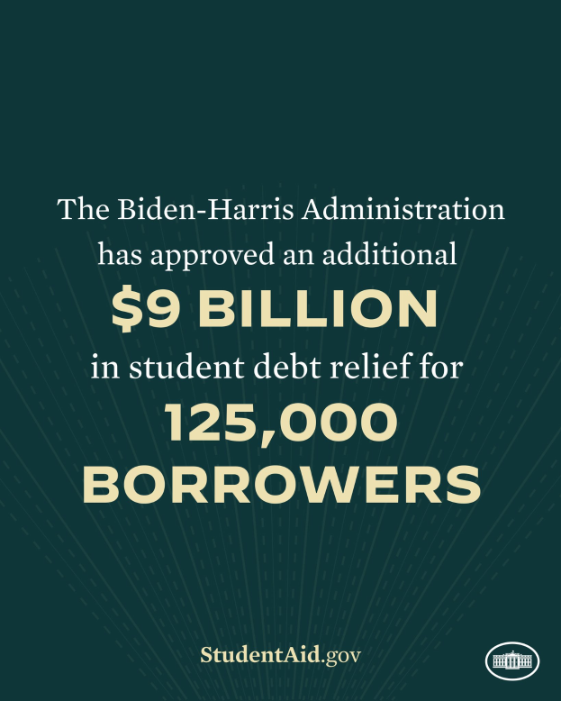 Ein Plakat mit dem Text "Die Biden-Harris-Regierung hat weitere 9 Milliarden Dollar für die Tilgung von Schulden von 125.000 Schuldnerinnen und Schuldnern genehmigt" und einem Logo unten.