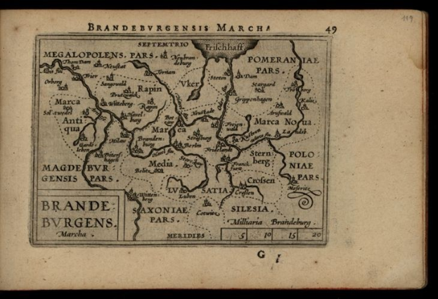 Altes Buch mit schwarzem Hintergrund, das eine detaillierte Karte der Brandenburg-Region Deutschlands zeigt, einschließlich geografischer Merkmale und Text über die Gegend.