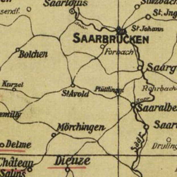 Eine alte Karte von Saarbrücken, Deutschland, mit detaillierten Straßen, Gebäuden und Sehenswürdigkeiten, die in klassischer Schriftart den Standort der Stadt angeben.