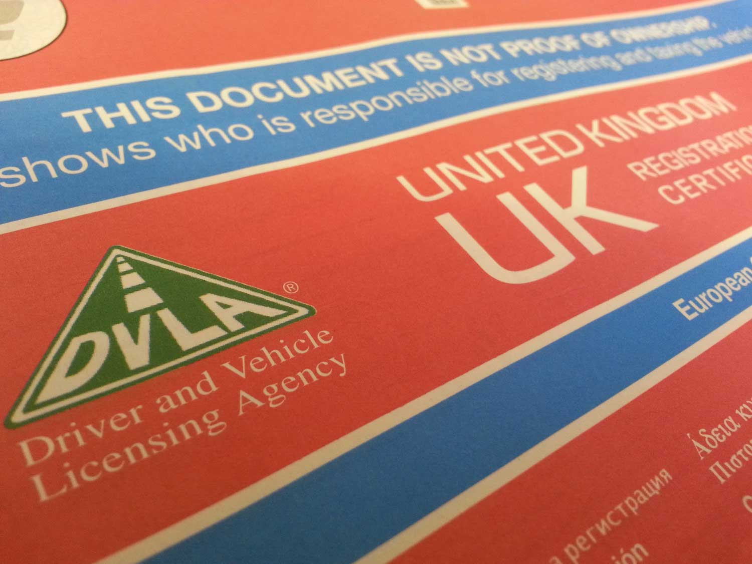 Ein Close-up eines roten und blauen UK-Führerscheins mit der Aufschrift "DVLA".
