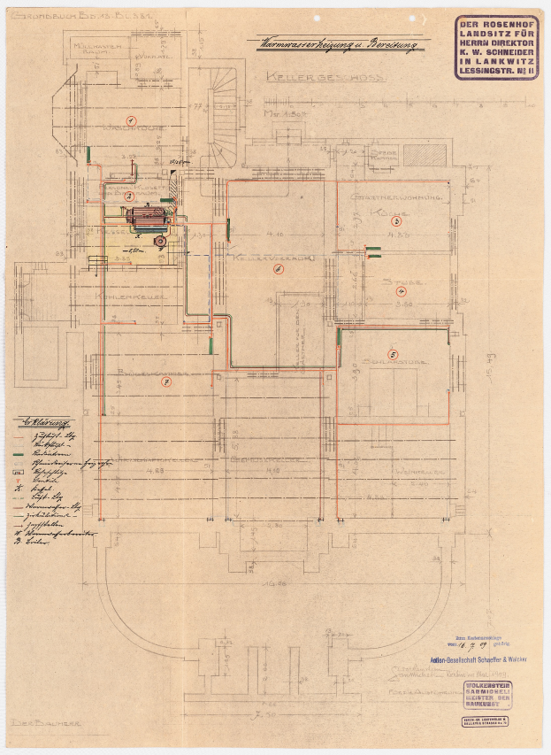 Ein detaillierter architektonischer Grundriss des Rosenhof-Krankenhauses in Hamburg, Deutschland, mit einem Gebäude mit zahlreichen Kabeln und Texten, die den Aufbau beschreiben, darunter Räume, Flure und weitere Merkmale.