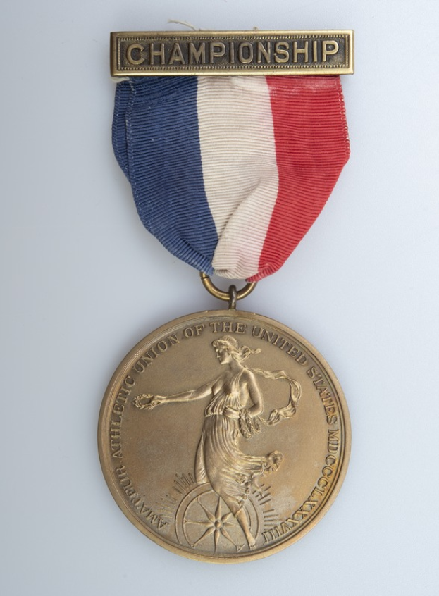 Eine goldene Medaille mit einer roten, weißen und blauen Schleife, die mit "Championship" beschriftet ist und ein Bild einer Person zeigt.
