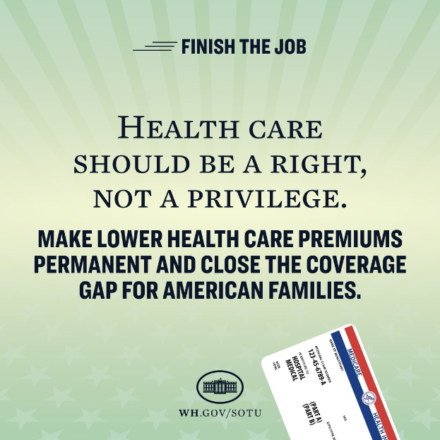 Ein Plakat mit der Aufschrift "Beende den Job: Gesundheit sollte ein Recht sein, nicht ein Privileg" und einer Karte mit den Worten "Mache niedrigere Gesundheitskosten dauerhaft und schließe die Lücke in der Versorgung für amerikanische Familien" darauf gedruckt.