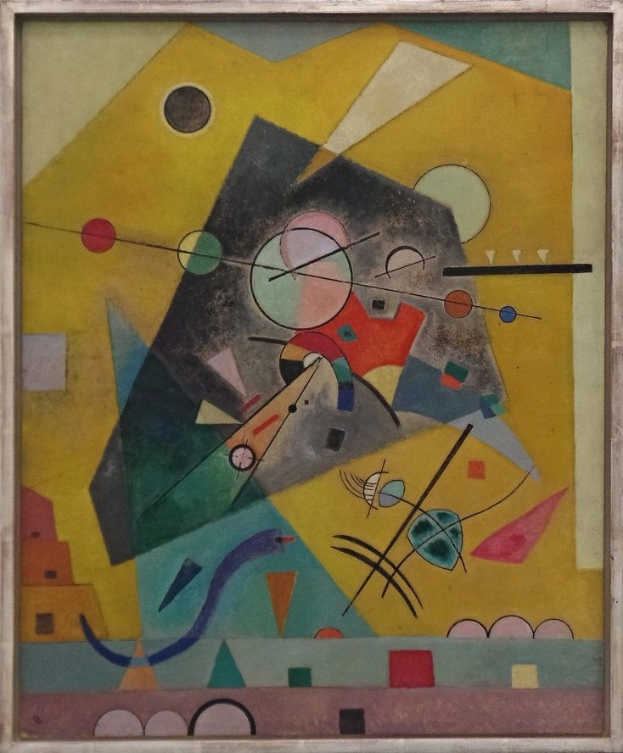 Ein gerahmtes Gemälde von Wasily Kandinsky, einem russischen Expressionisten, das an einer Wand in einem Raum hängt.