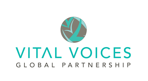Ein Logo mit den Worten "Vital Voices Global Partnership" in fetter, schwarzer Schrift auf weißem Hintergrund, mit einem blauen und weißen Kreis mit einem weißen Tauben-Symbol darin und einem schmalen schwarzen Rand.