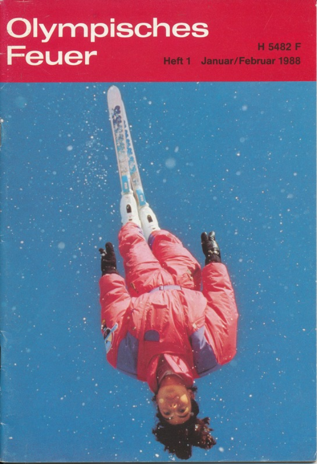 Ein Buchumschlag mit einem Skifahrer in der Luft, der eine Skiuniform trägt, mit dem Titel "Olympische Spiele Feuer - Heft 1 - Januar/Februar 1988" deutlich sichtbar.