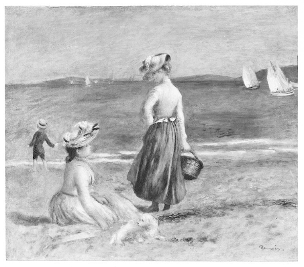 Schwarzes und weißes Foto von zwei Frauen und einem Kind, das auf einem Strand steht, mit einem Hund zu ihren Füßen, Booten auf dem Wasser im Hintergrund, Hügeln und einem klaren Himmel.