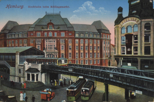 Eine alte Postkarte, die eine Bahnstation in Hamburg, Deutschland, mit Menschen, Fahrzeugen, Gebäuden, einer Brücke und einem bewölkten Himmel zeigt, zusammen mit Text oben.