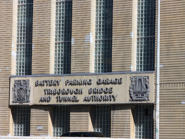 Ein Gebäude mit einem Namensschild in der Bildmitte.