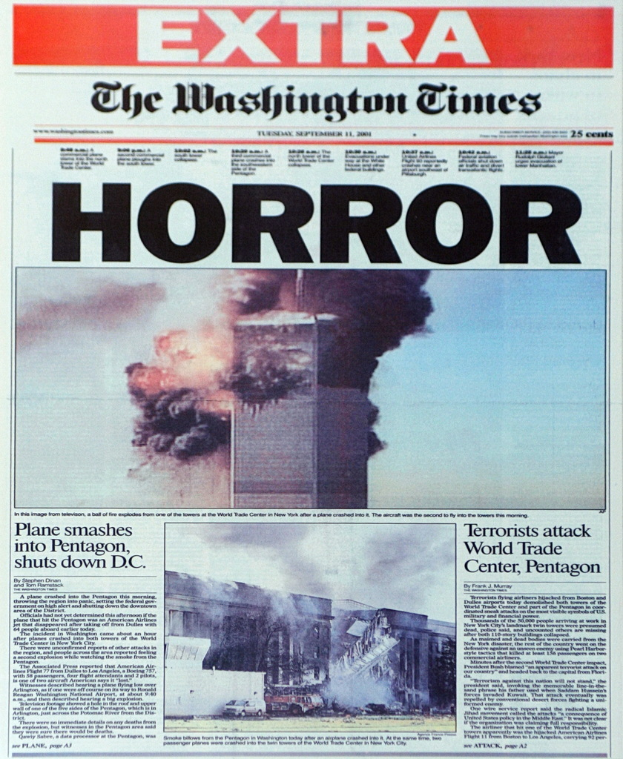 Ein Nachrichtenartikel mit Bildern von in Flammen stehenden Gebäuden und aufsteigendem Rauch neben Text.