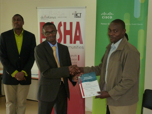 Personen mit Gutscheinen, Stühle und Papiere im Hintergrund.