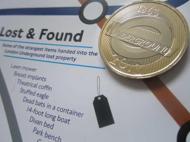 Eine Münze wird in die obere rechte Ecke eines Objekts mit Text darauf gelegt.