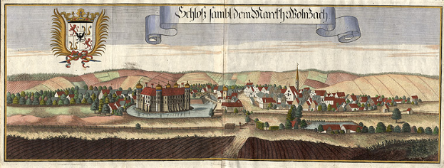 Ein altes Buch mit einer detaillierten Zeichnung einer von Bäumen, Häusern, Hügeln und Himmel umgebenen Stadt, mit der Aufschrift "Schloss Familien der Startholbach" oben.