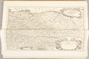 Ein altes Buch mit einer detaillierten Karte von Deutschland, die verschiedene Regionen zeigt und begleitenden Text, der zusätzliche Informationen bietet.