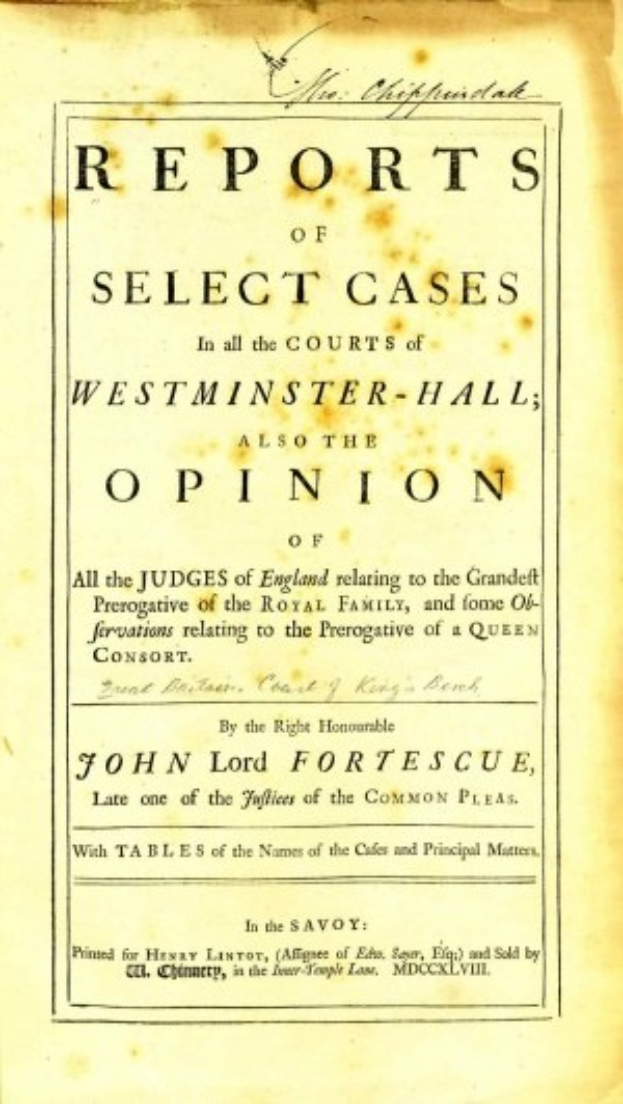 Titelblatt eines alten Buches mit dem Titel "Berichte über ausgewählte Fälle vor den Gerichten von Westminster-Hall sowie die Meinung von John Lord Fortescue" aufgeschlagen auf einer Seite mit schwarzer Tinte.