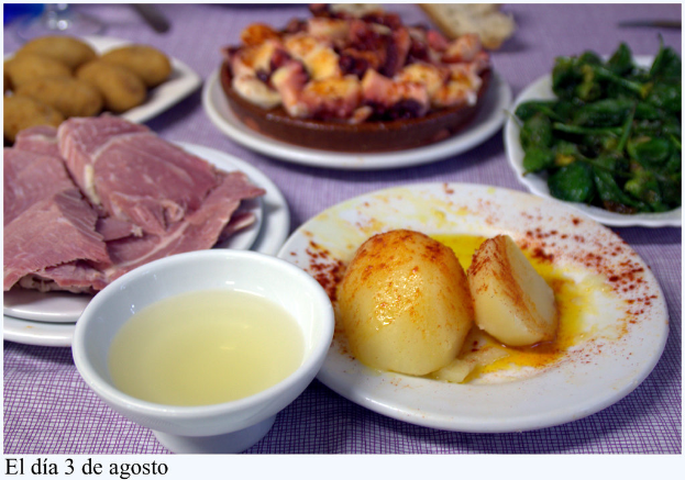 Ein Tisch mit Tellern voller Essen, eine Schüssel mit Flüssigkeit und verschiedene Gegenstände, mit einem Wasserzeichen auf dem Bild.