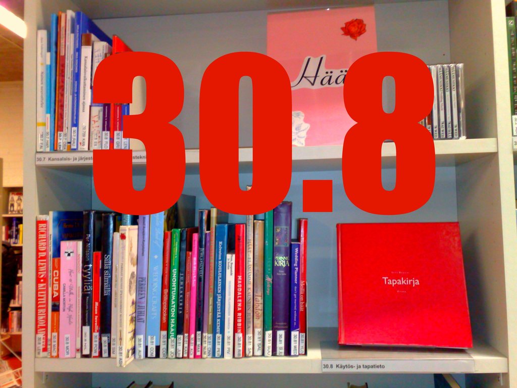 B├╝cher sind auf Regalen in der Mitte des Bildes mit einer prominenten Zahl angeordnet.