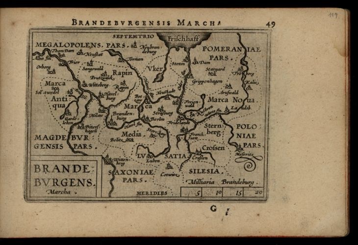 Altes Buch mit einer detaillierten Karte der Brandenburg-Region Deutschlands auf einem schwarzen Hintergrund, einschließlich geografischer Merkmale wie Flüsse, Berge und Städte, begleitet von Text über die Region.