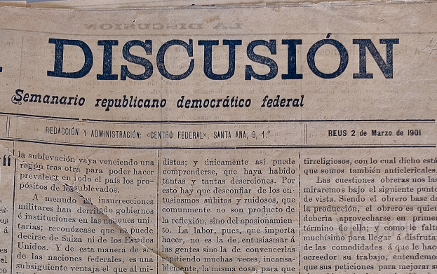 Gelblicher Zeitungsausschnitt mit schwarzer Tinte, Überschrift "Semanario Repúblicano Democrático Federal", mit dem Wort "Diskussion", leicht zerknittert.