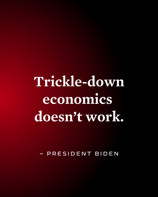 Ein Plakat mit fetter, schwarzer Schrift auf einem weißen Hintergrund, eingerahmt von einem dünnen schwarzen Rand, das "Trickle-Down Economics Doesn't Work" behauptet und einen Zitat von Präsident Biden enthält.
