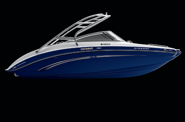 Ein Boot treibt friedlich auf ruhigem Wasser.